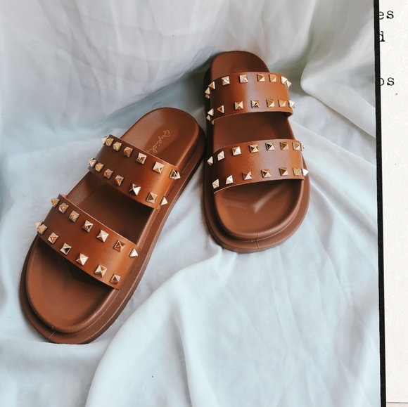🚨FEW PAIRS LEFT// Cognac spiked slide - Picture 4 of 4